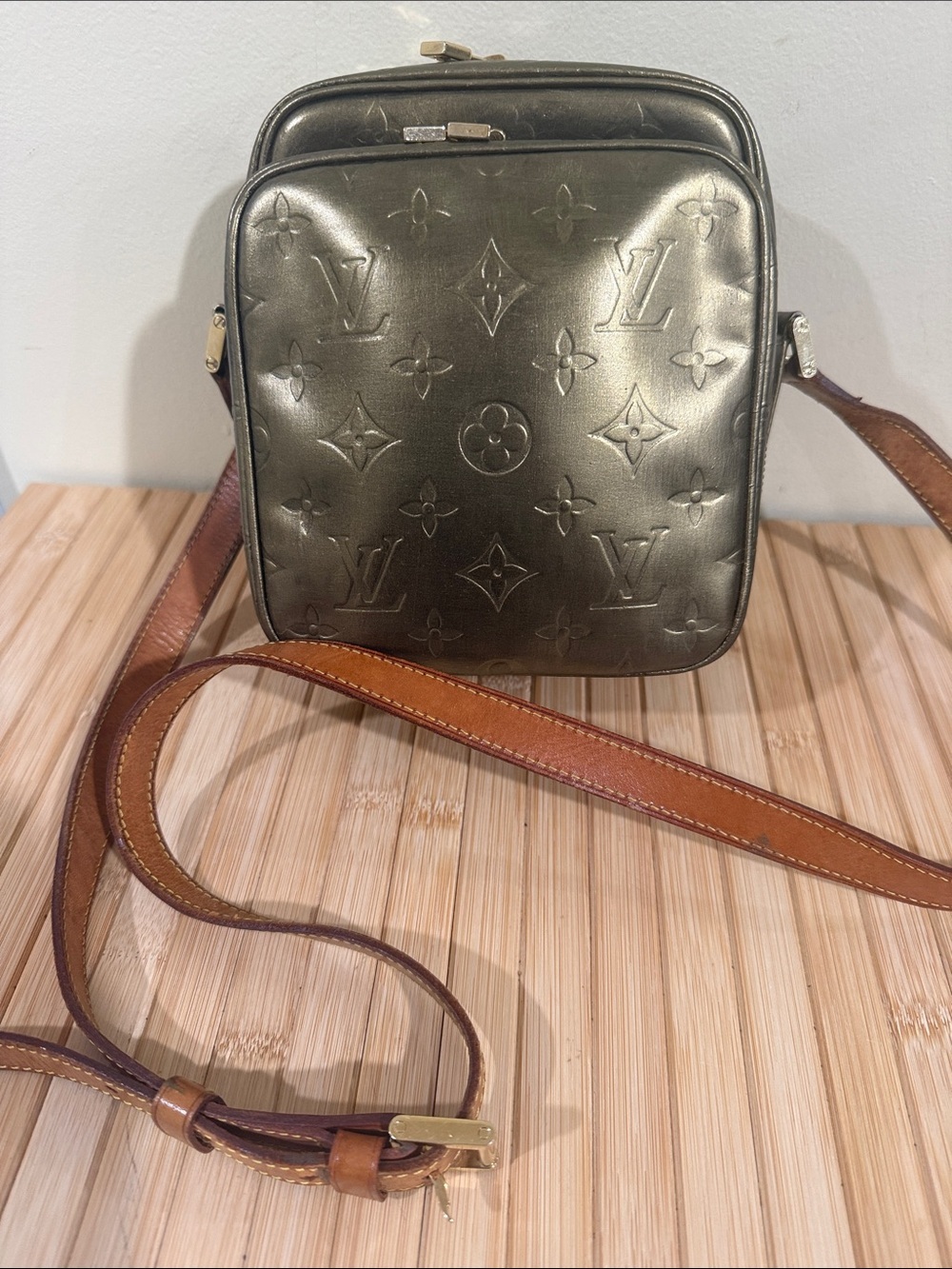 Louis Vuitton Monogram CrossbodyVernis Gold metallic Crossbody Bag Zip Gold HW